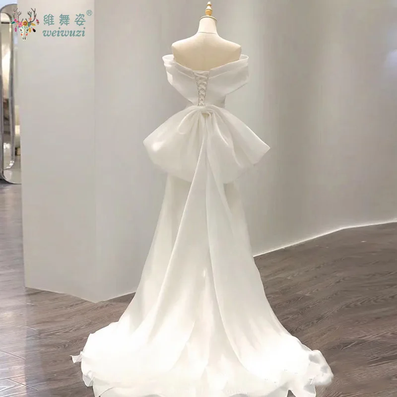 Vestido de novia de compromiso sencillo de estilo francés con un cuello y hombros descubiertos con correa trasera de satén y vestido de novia de mariposa grande