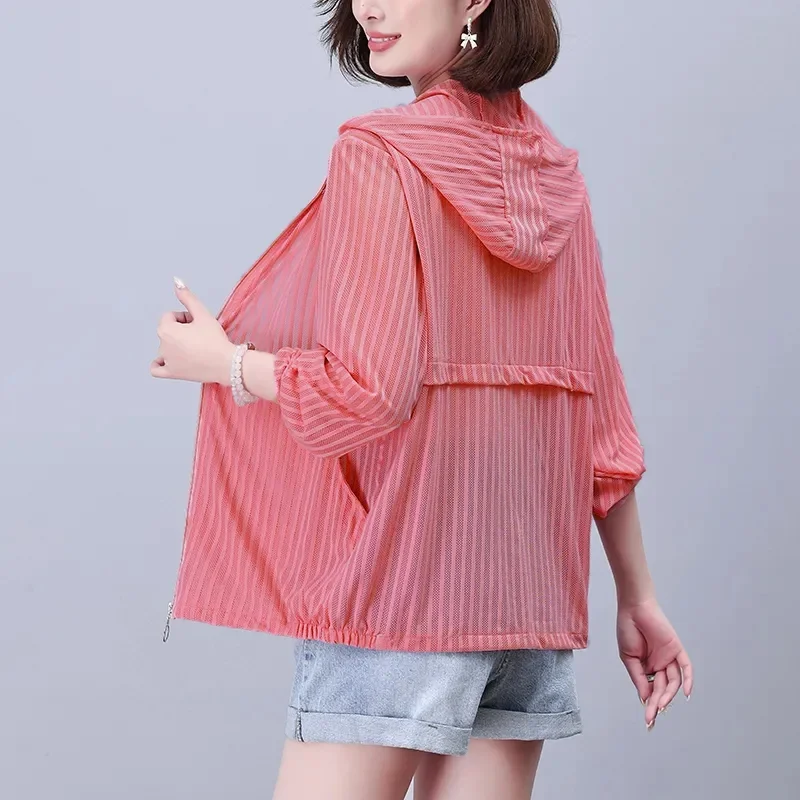 Plus Größe Sonnenschutz Kleidung Sommer Lose Mode Lässig Joker Atmungsaktive Stretch Gestreiften Mutter Mit Kapuze Mantel Frau