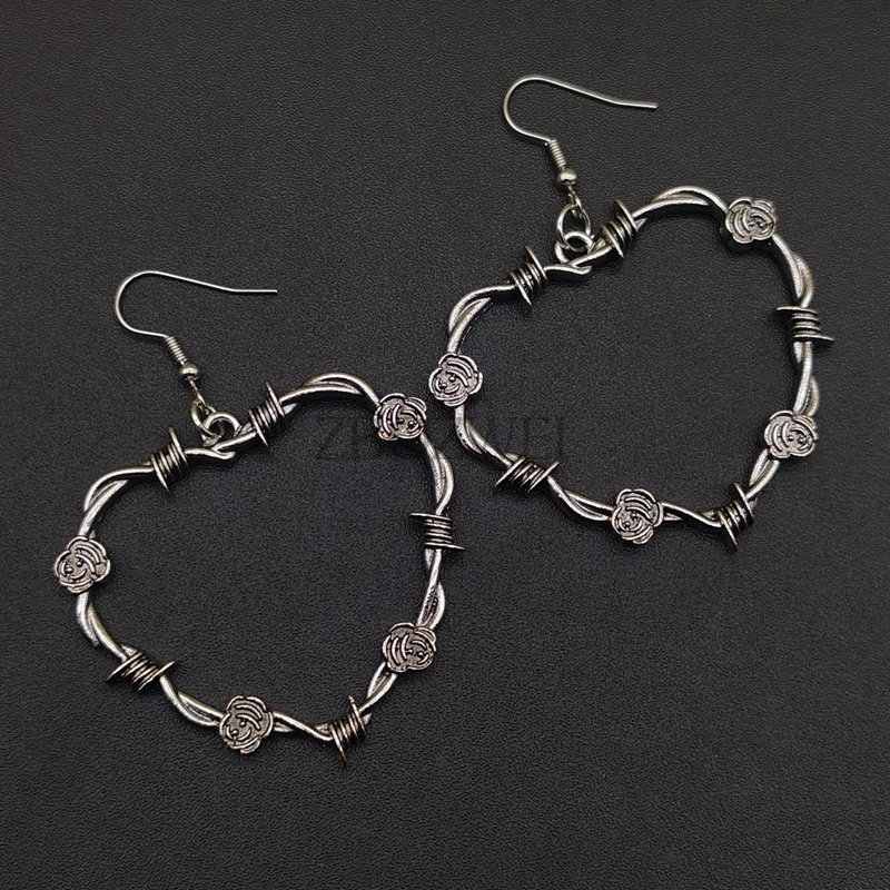 

Barbed wire heart earrings,gothic heart earrings,barbed wire jewelry,biker jewelry,black heart drop earrings,metal rose earrings