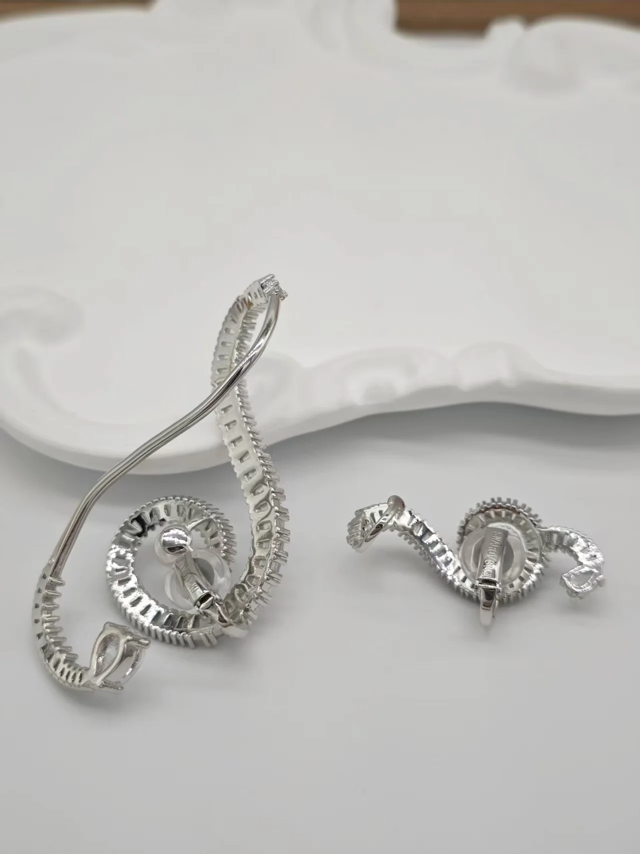 

Ladies' niche light luxury white diamond irregular ear clip with musical note design