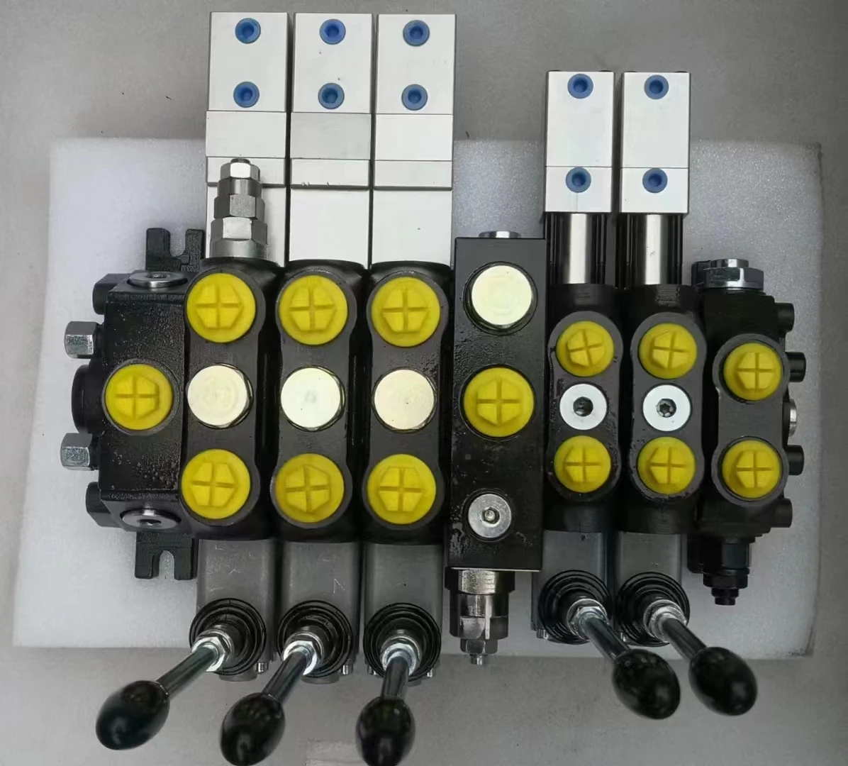 Bidirectional and multi-way hydraulic valves Manual reversing control valves