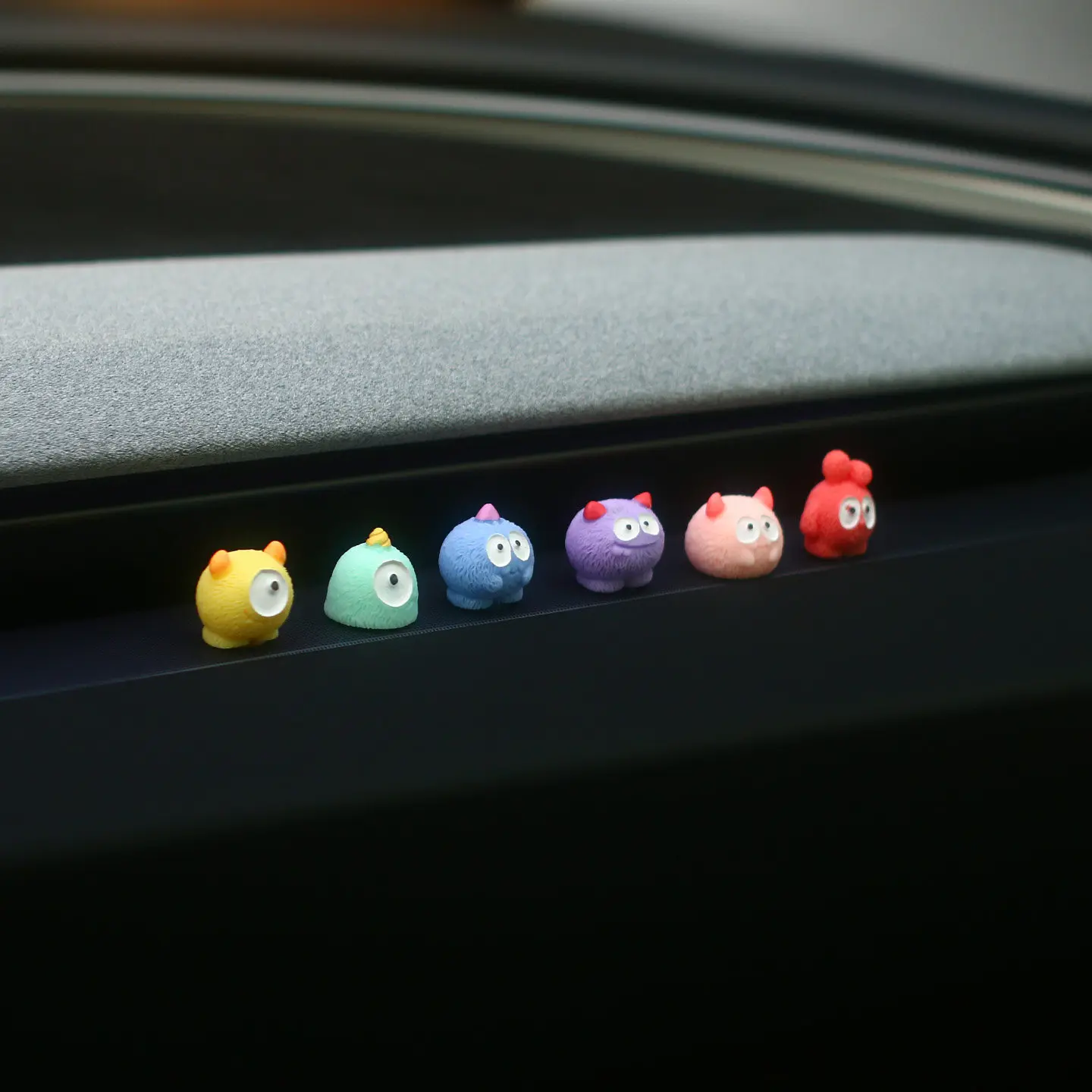 6 Stück Niedliche Flauschige Monster Auto-Armaturenbrett-Ornamente Bunte Mini-Cartoon-Figuren Auto-Innendekor-Accessoires für den Schreibtisch – Detail 4