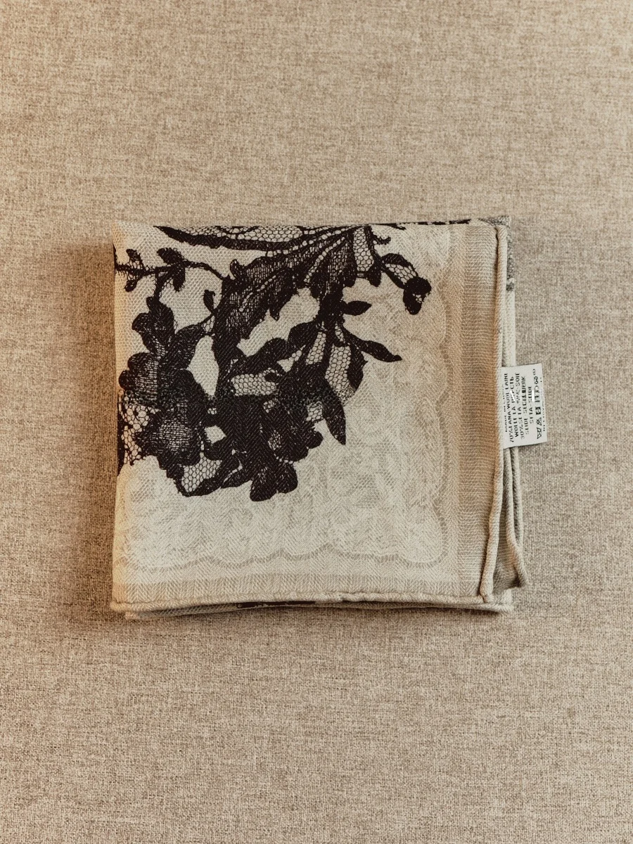 クラシックなプレッピースタイルのシルクウールスカーフ女性の秋冬ファッションネクタイスクエアスカーフ65センチメートル多機能幾何学模様