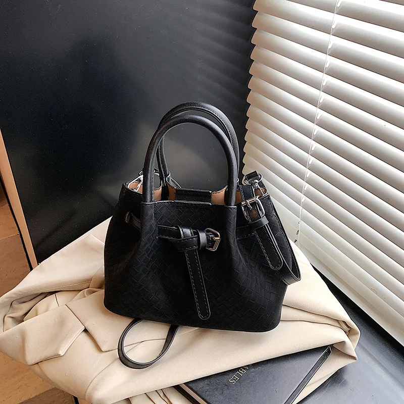 Fashion texture small bag women's summer design messenger bag Korean version portable pleated bucket bag