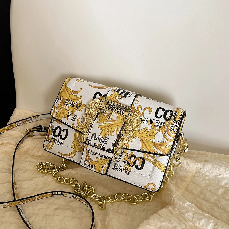 حقيبة كروس فاخرة مستوحاة من الطراز العتيق، لهجات معدنية مزخرفة وخياطة دقيقة مناسبة لمختلف المناسبات