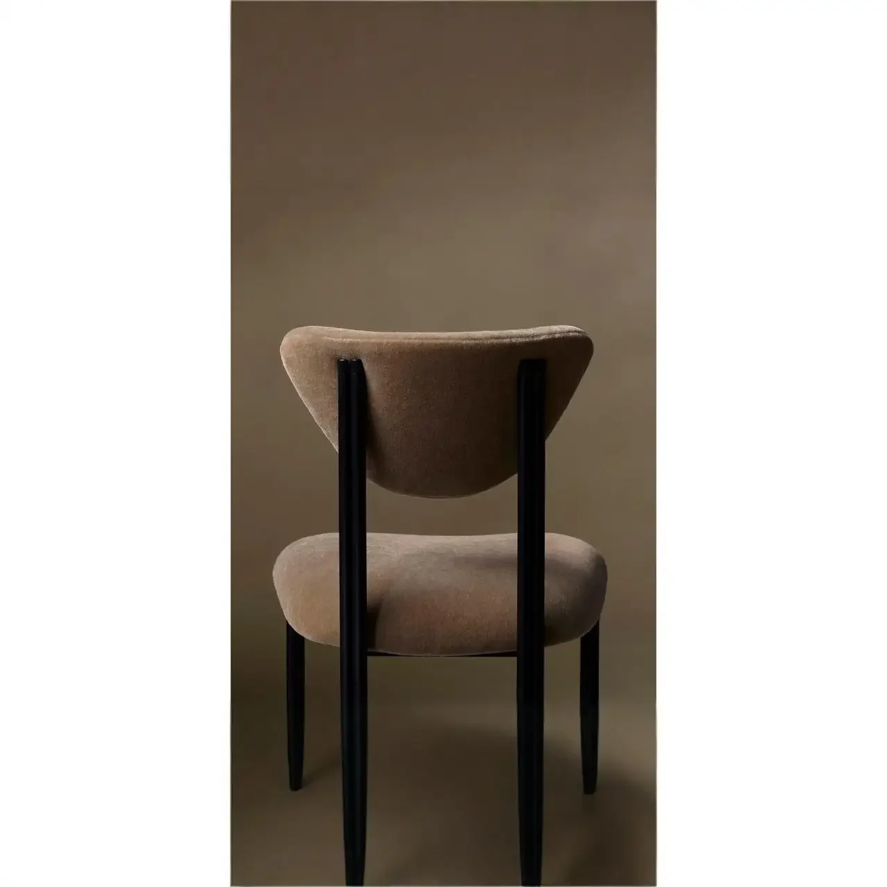 كرسي طعام مريح مصنوع من نسيج الصوف المعدني والخشب الفرنسي المستعمل