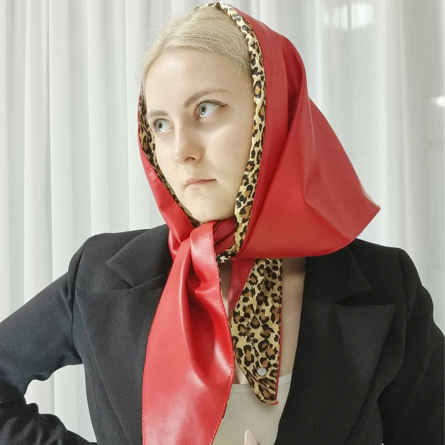 Bufanda triangular de cuero PU para mujer, pañuelo con forro de estampado de leopardo, hijab de doble cara, nuevo diseño