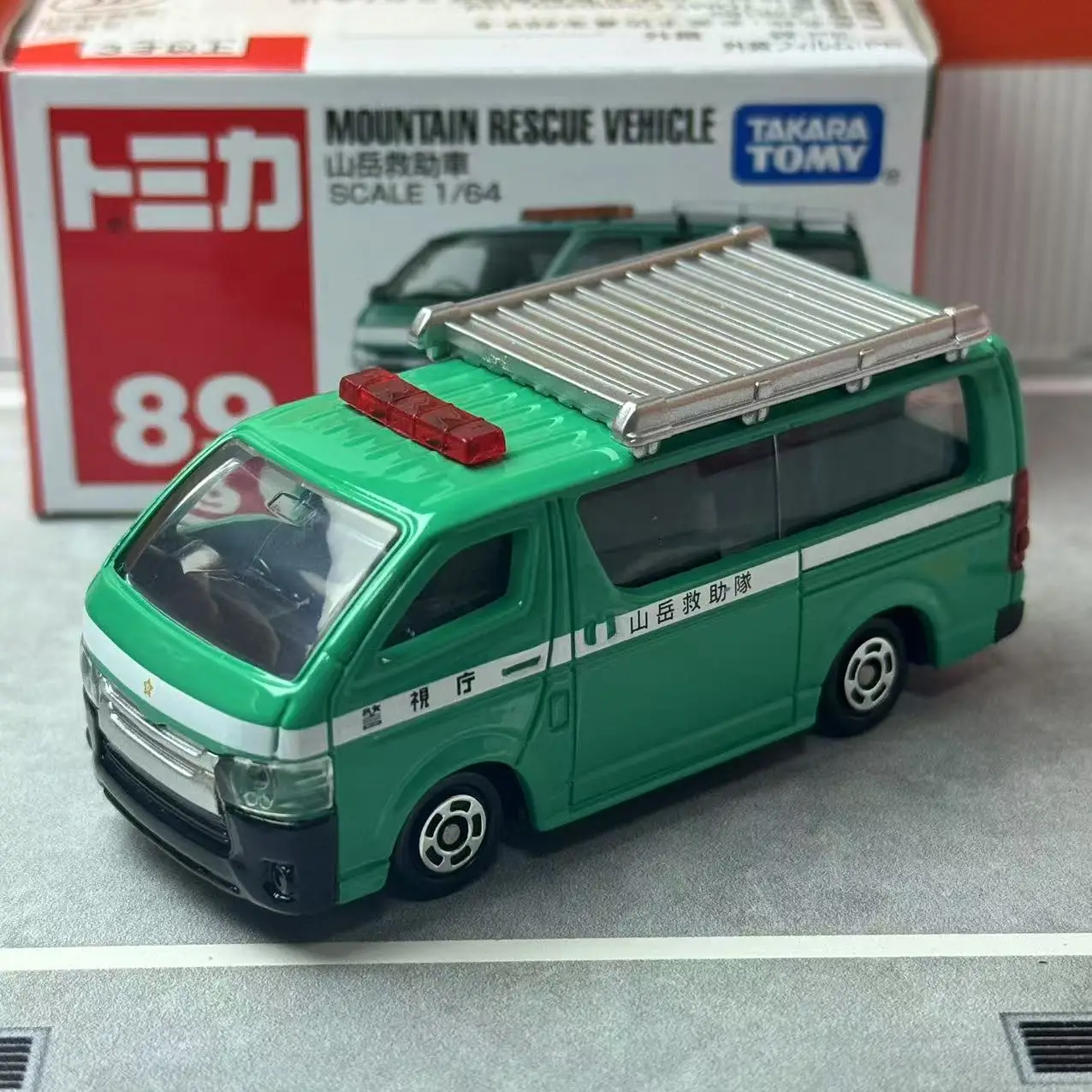 Takara Tomy Cars 2 Samochód z postaciami V2796-V2818 18. Petrov Trankov Samochód ze stopu Odlewany Model Replika Seria Prezenty dla dzieci Zabawki dla chłopców
