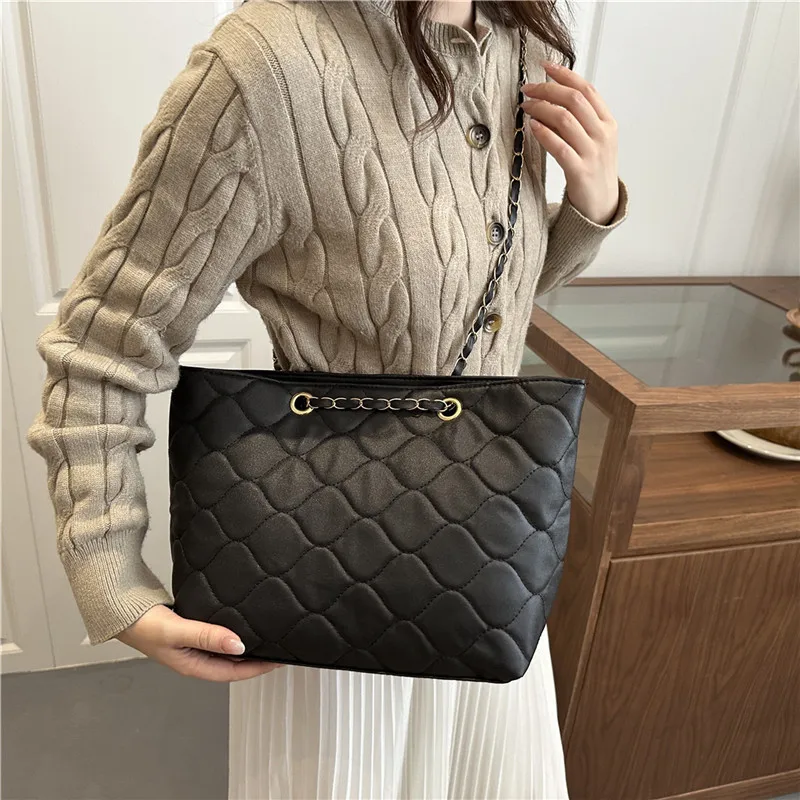 bolsa-de-grande-capacidade-para-mulheres-2025-nova-moda-bolsa-crossbody-de-ombro-unico-bolsa-de-axila-com-corrente-versatil-de-grade-de-diamante