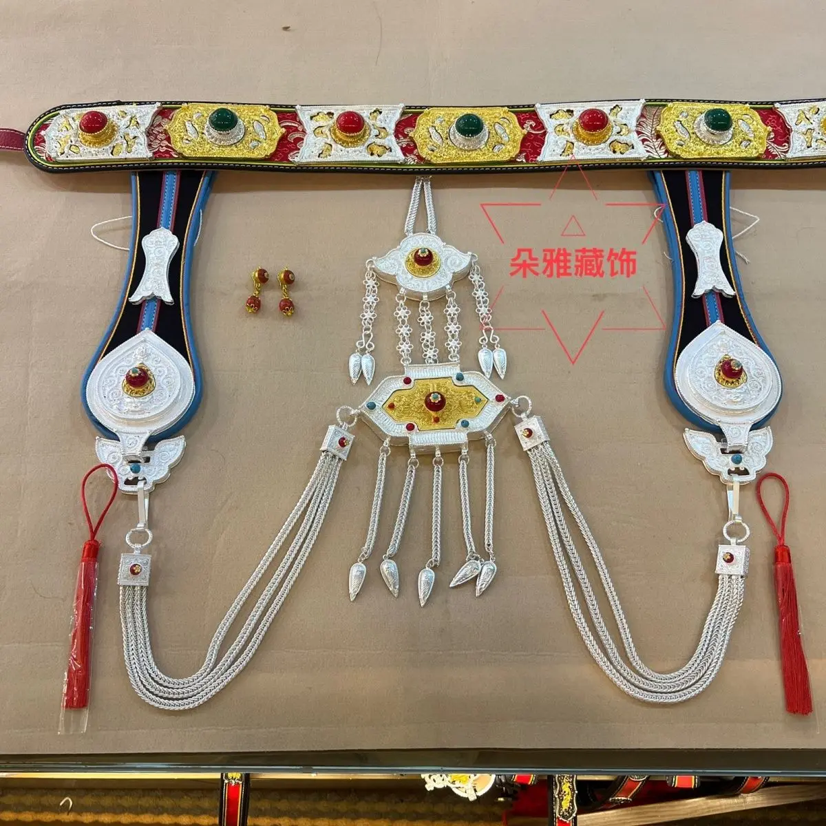 

Тибетский женский пояс-цепочка, комплект из четырех предметов.