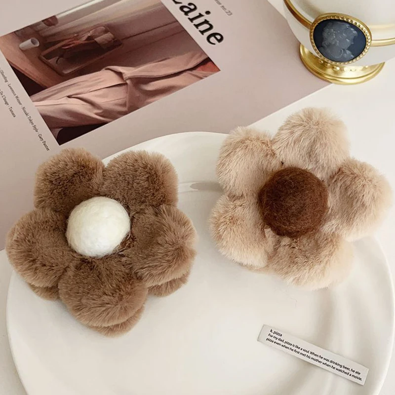 

1pc New Flower Fleece Hair Clip for Women, Rear Skull Claw Clip, Cute Autumn Winter Shark Clip Head Accessories;