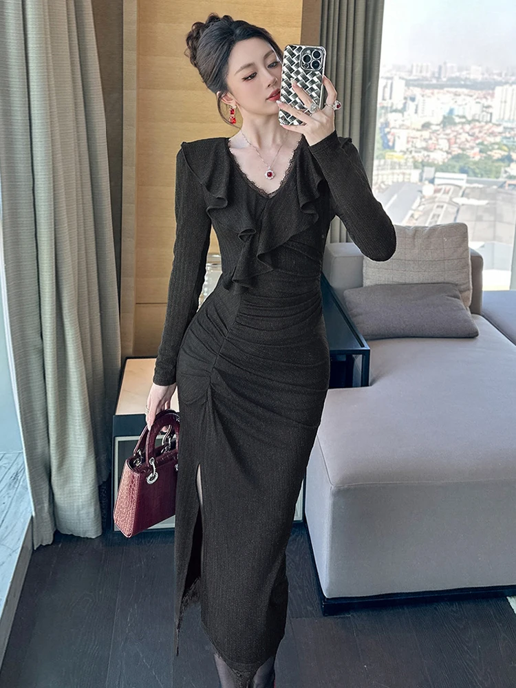 

Элегантное черное облегающее макси-платье из блестящего шелка с V-образным вырезом и оборками для вечерних мероприятий и коктейльных вечеринок