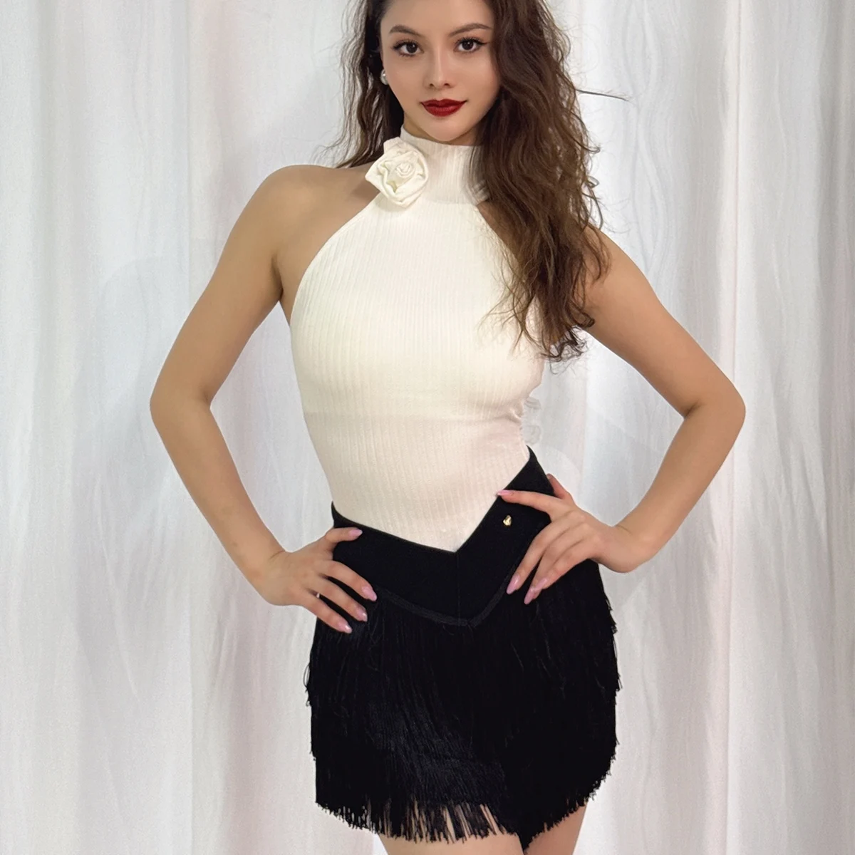 

Женский костюм для латинских танцев, топ с подвесным воротником, юбка с кисточками, разделенный костюм, тренировочный наряд, одежда для латинских танцев чача-румба, DQL10544