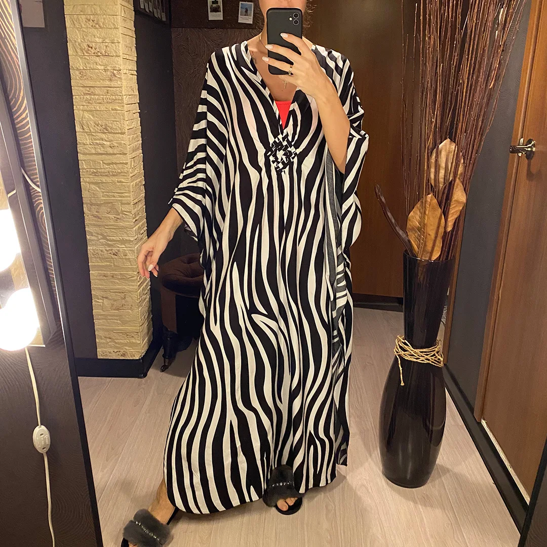Sexy Tunika mit Zebra-Muster und V-Ausschnitt, Strandkleid, Strandmode, langes Strandkleid für Damen, V4159 – Detail 3