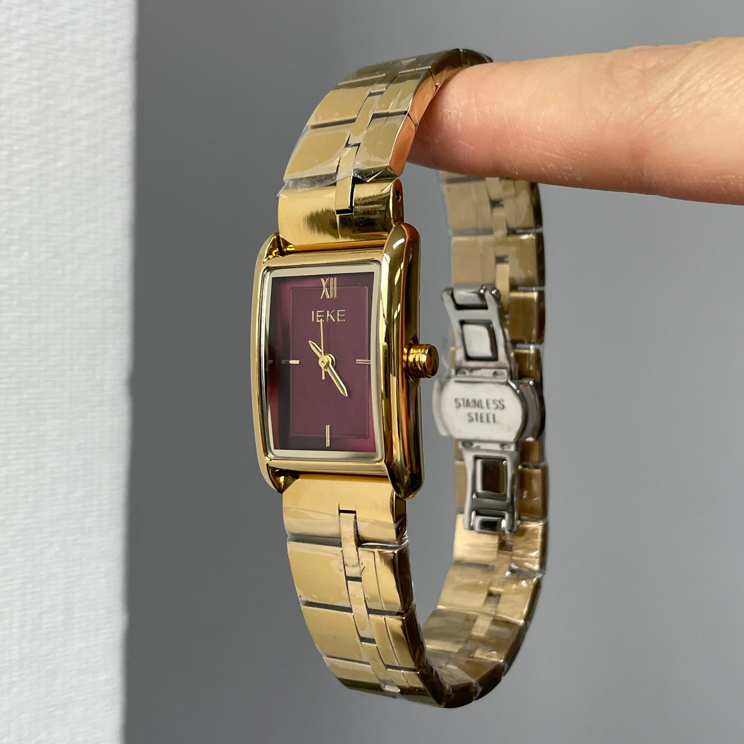 ساعة يد نسائية أنيقة، أرجواني قديم، قيمة عالية وأنيقة، ساعة يد نسائية أصلية جديدة تمامًا لعام 2026.