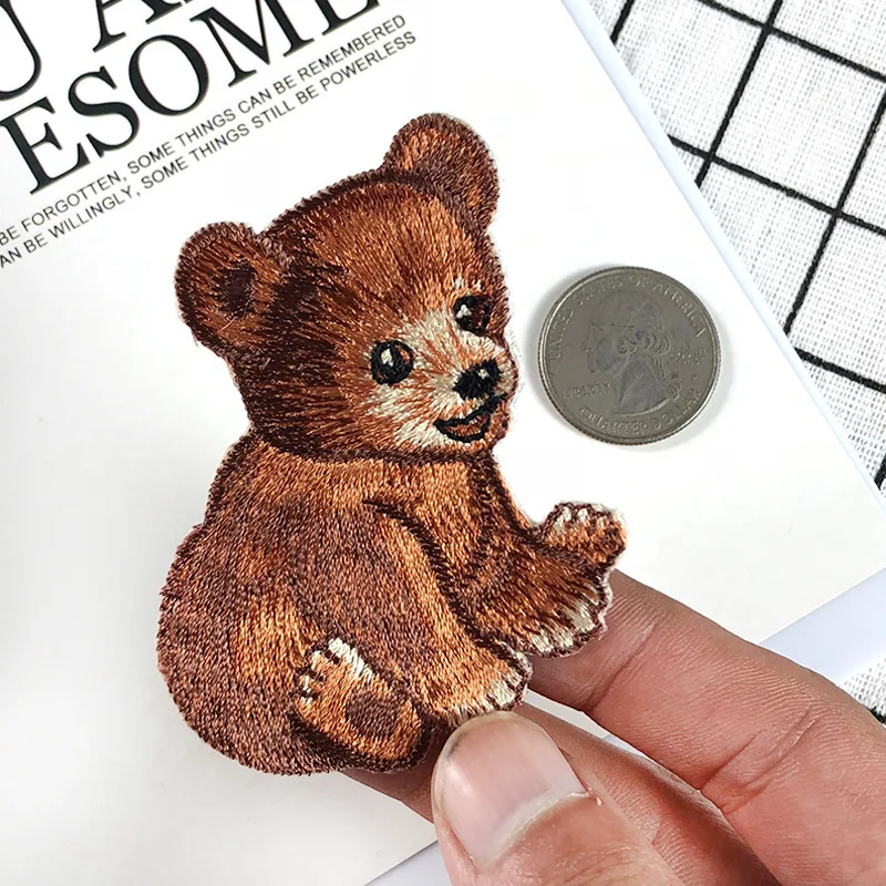 Fine Brown Bear ricamato panno Patch adesivi Decor Cartoon vestiti per bambini Appliques ferro su orsi Parches distintivi fai da te