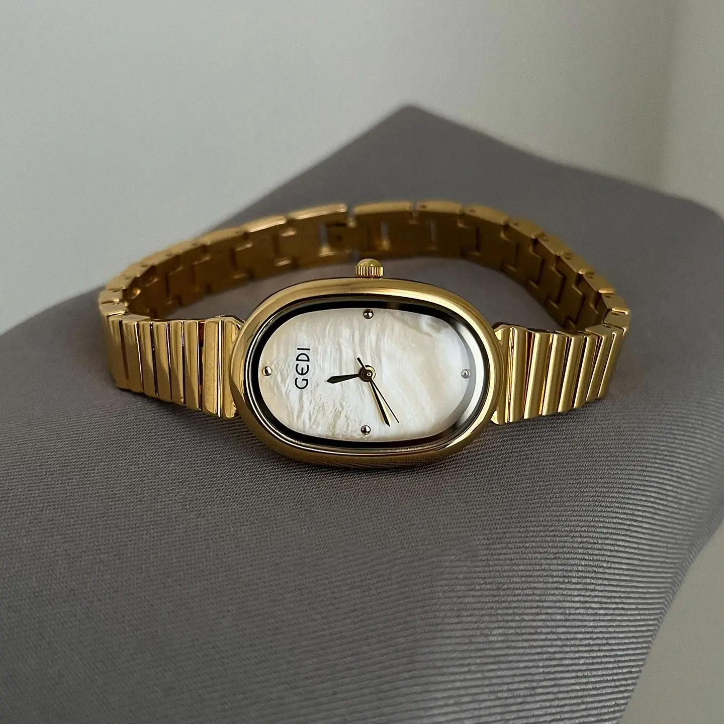 Stylish and Elegant Women's Watch Oval Mother-of-Pearl Dial with Steel Bracelet Sophisticated Student Quartz Watches for Women