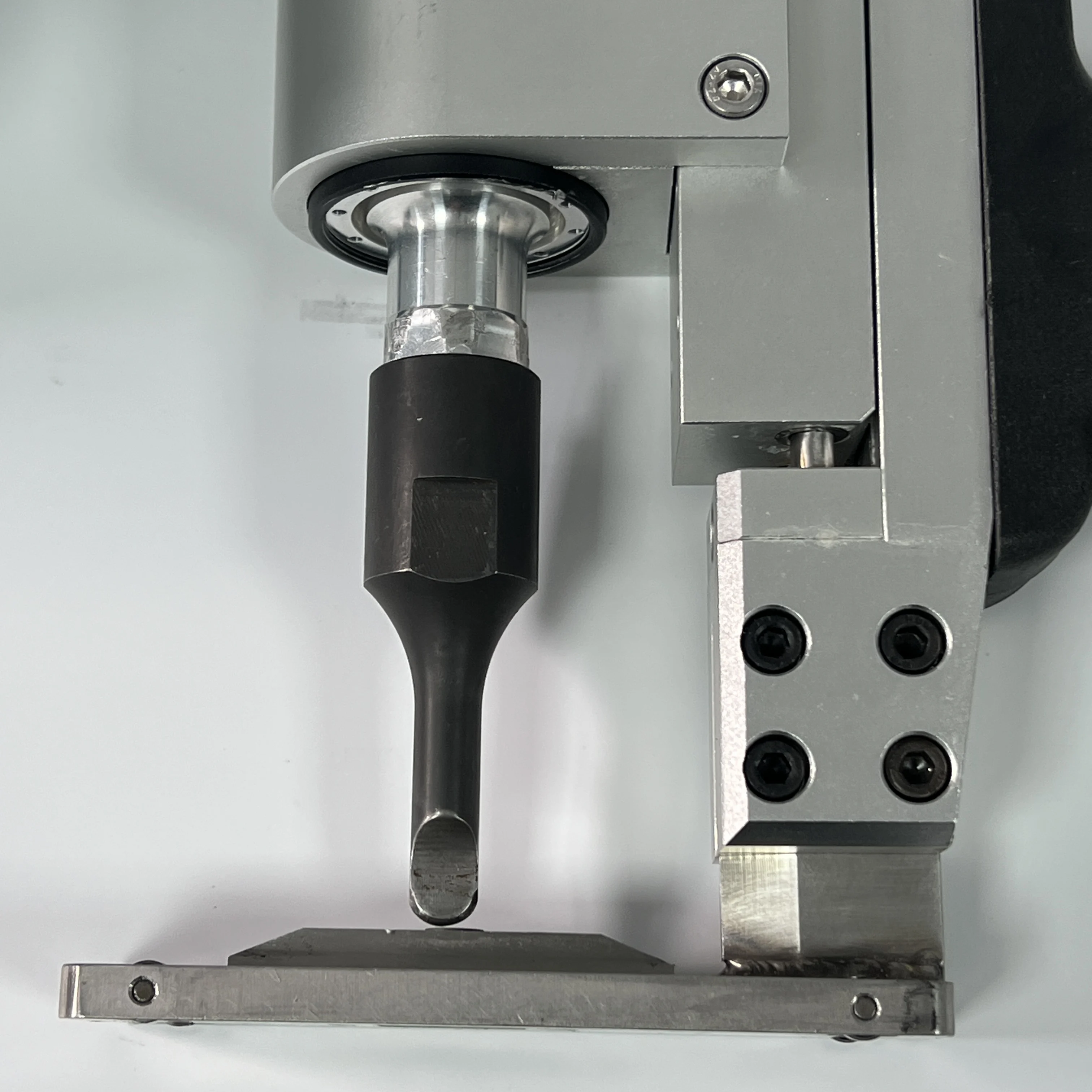 

Manual Ultrasonic Cutter for Oxford Fabric Textile Cutting Knife Blade CE Certification 3mm Thickness 200-1500W Power for Retail