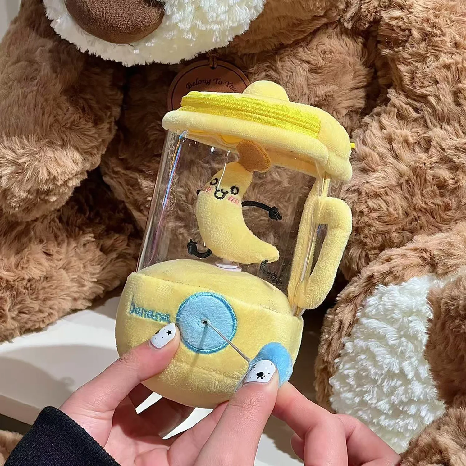 Leuke pluche fruitpers die speelgoedpop festivalcadeau trekken en decomprimeren