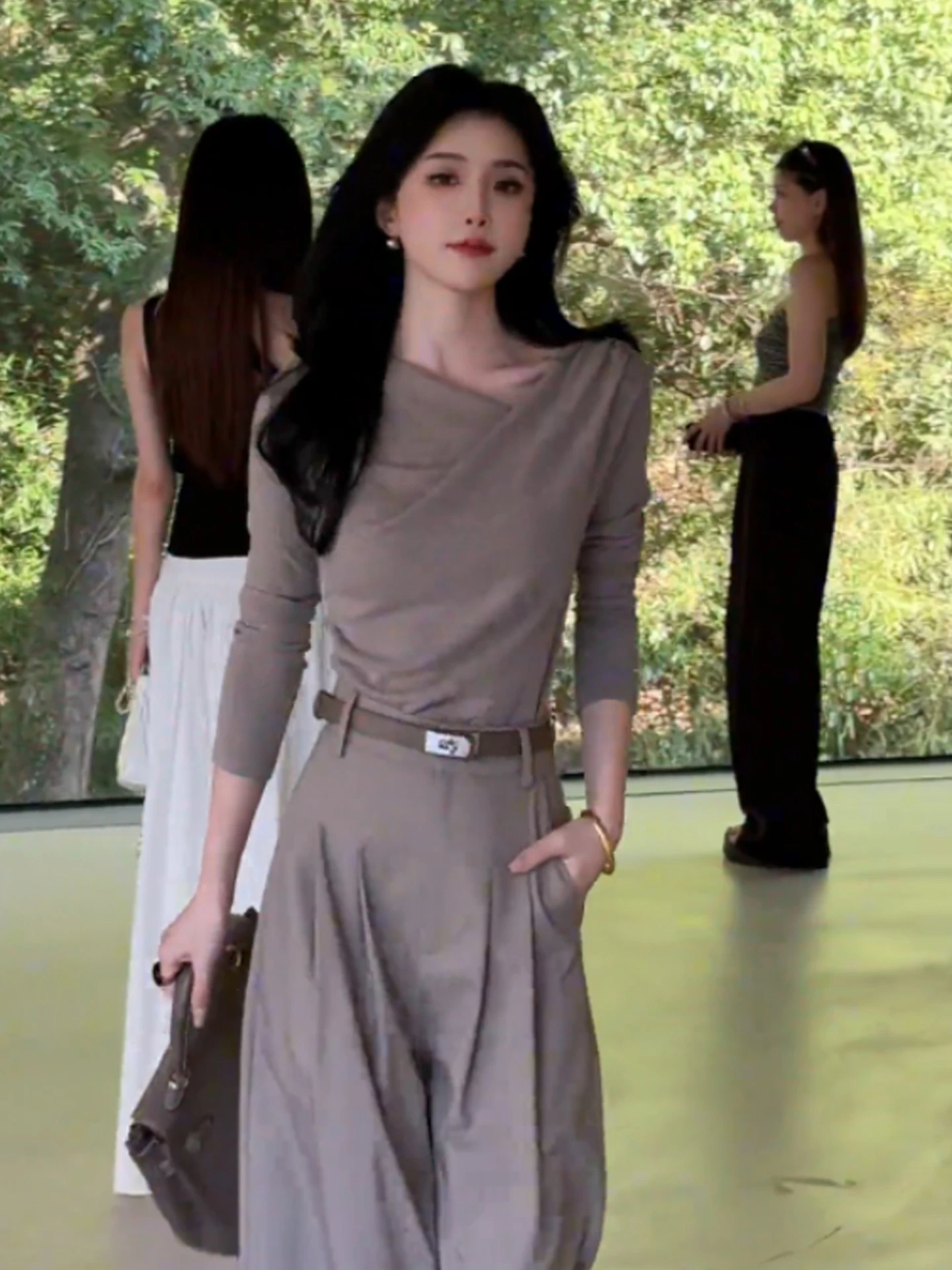 เสื้อยืดทรงยาวสไตล์เรโทร สวมใส่สบาย แฟชั่นสำหรับผู้หญิง สีพื้น เรียบหรู ช่วยให้ดูผอมลง เหมาะสำหรับใส่ไปทำงานในฤดูใบไม้ร่วง