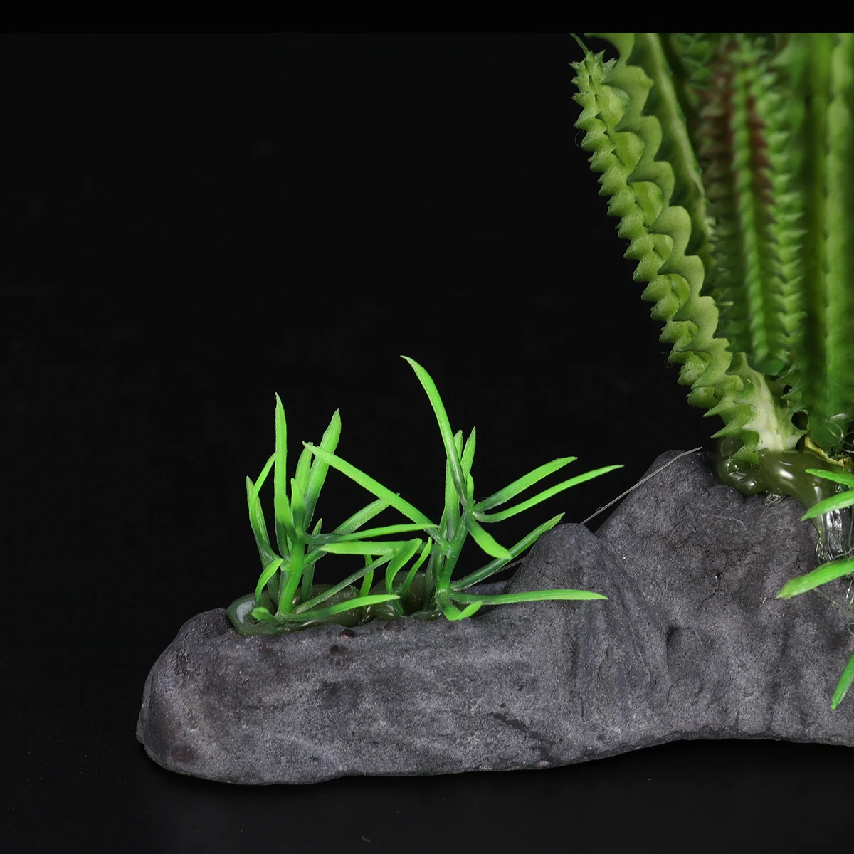 

Lifelike Aquarium Decorative Resin Cactus Plant Fish Tank Ornament Realistic Visual Appeal No Fading Easy Wash