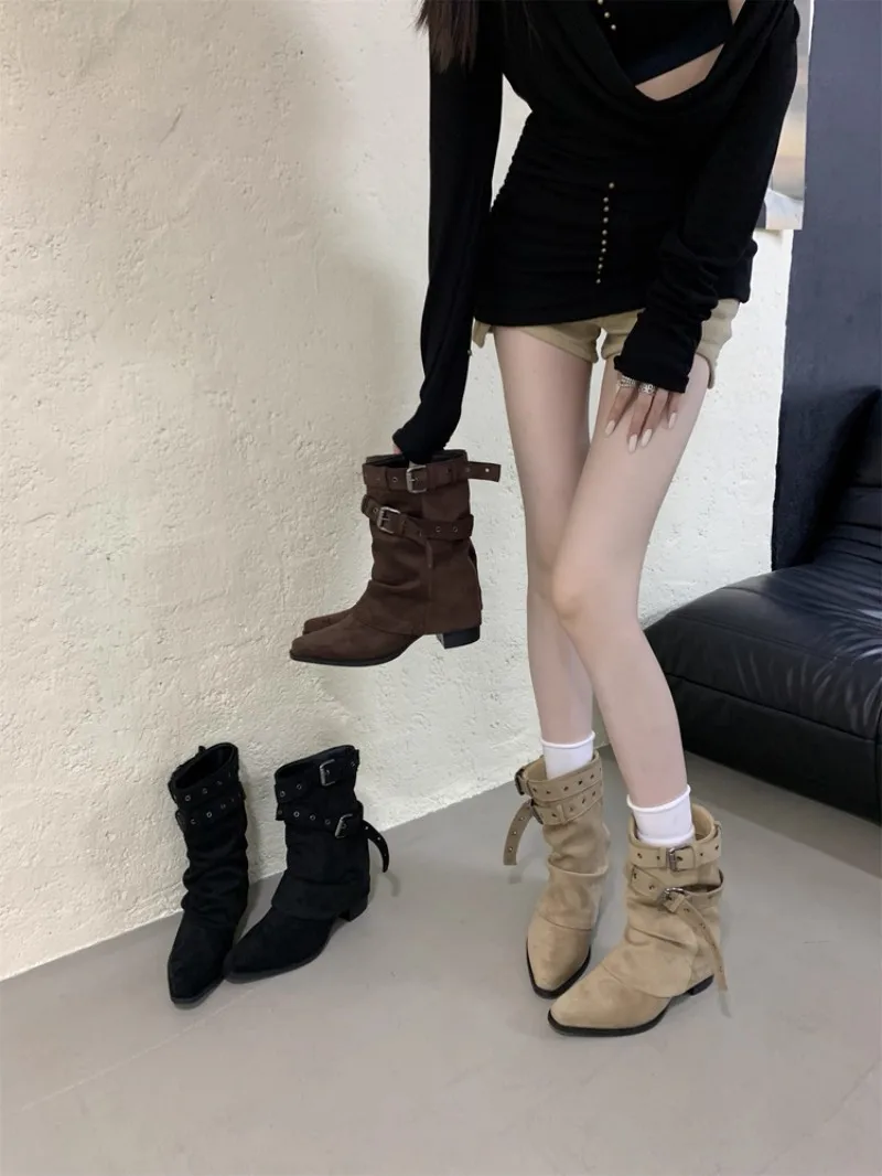 Herbstliche neue Stiefel mit spitzer Zehenpartie und niedrigem Absatz, die bis zur Kniekehle reichen, mit doppeltem Gürtelschnallendesign – elegante und retro Western-Cowboystiefel. – Detail 4