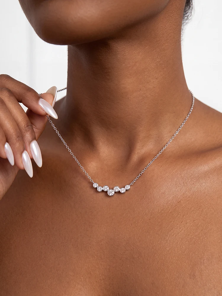 0,1 CT Luxuriöse zertifizierte Moissanit-Diamant-Halskette mit lächelndem Rundanhänger für Damen, Hochzeit, Verlobung, modischer Schmuck – Detail 2