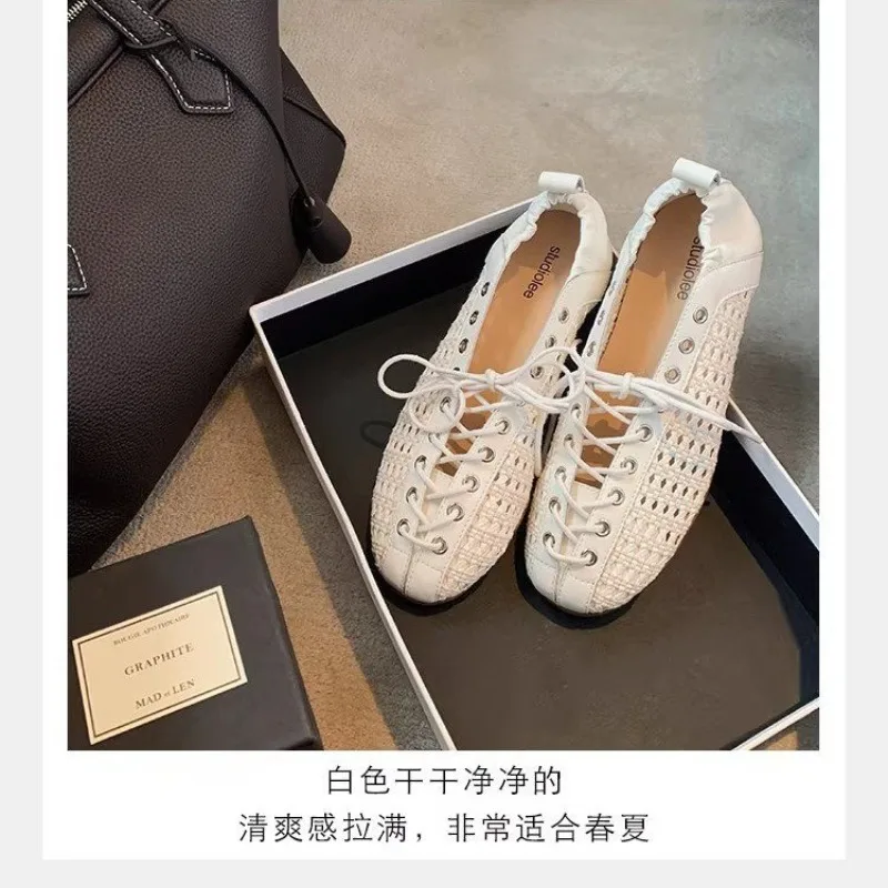 Damen-Sneaker für Frühjahr 2026: Elegante, französische Schnürschuhe mit gewebten Cut-Outs und elastischem Bund
