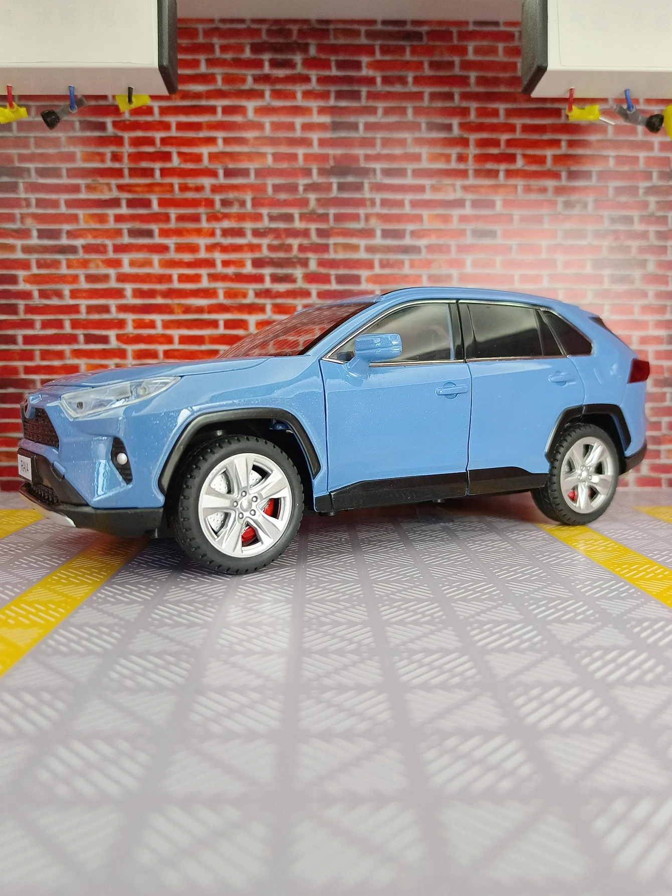โมเดลรถอัลลอยด์ RAV4 ขนาด 1:24 สี่ประตู ฝากระโปรงหน้าและฝากระโปรงท้ายสามารถเปิดได้ เหมาะสำหรับเป็นของขวัญวันเกิดให้เด็กๆ