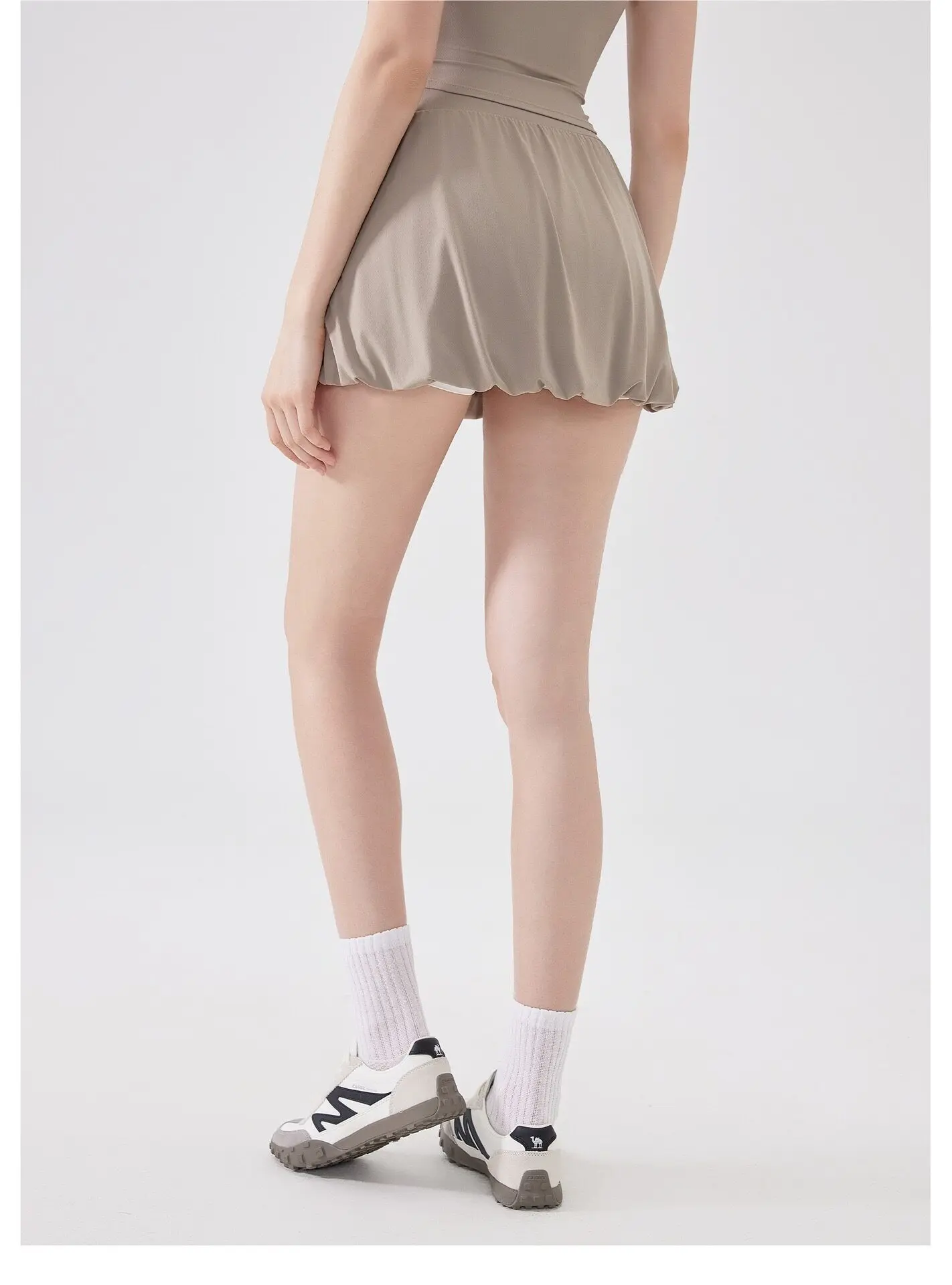 Sommerlicher Tennisrock für Damen in Nude, hohe Taille, Anti-Exposure, atmungsaktiv, mit Taschen, bauschiger Sportrock für Fitness, Laufen und Pilates. – Detail 10