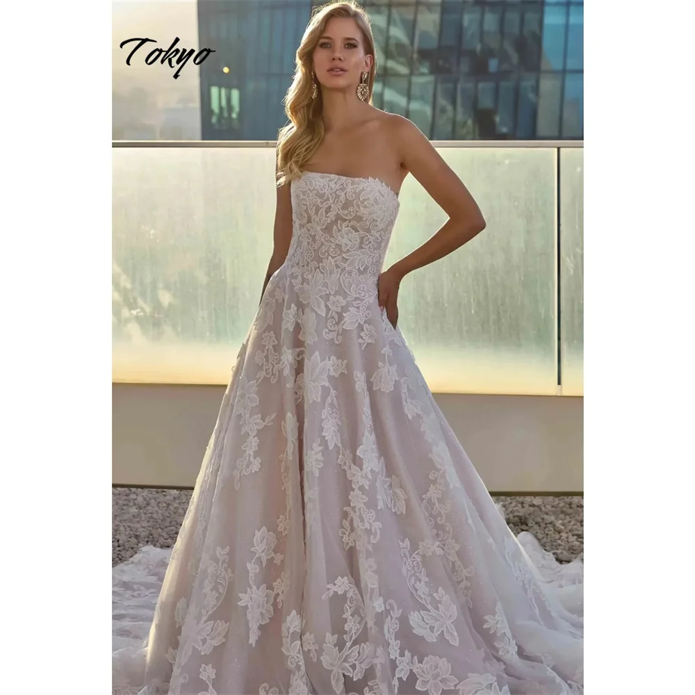Tokyo Aangepaste Witte Strapless Trouwjurken Mouwloze Hof Trein Bloem Elegante Bruidsjurken 2025, A-lijn Bruidsjurken