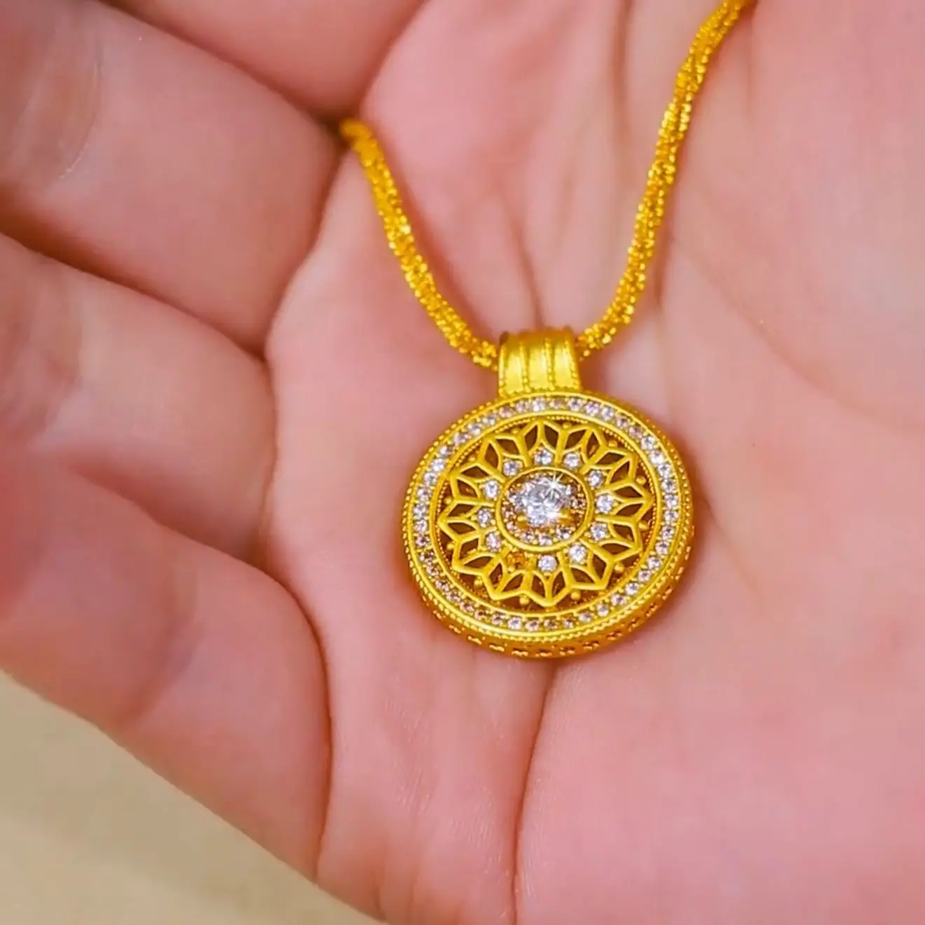Real Kt18 Golden Color Hollow Circular Zircon Pendant for Womens Bride Wedding Engagement Fine Jewelry Not Fade