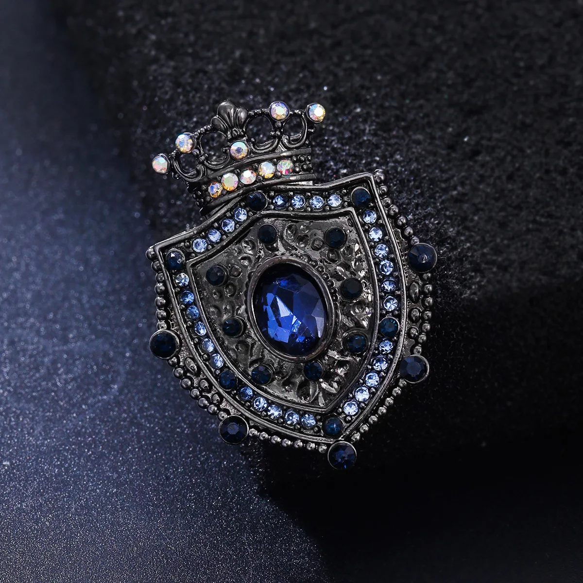 Retro court style crown shield brooch, elegant sapphire brooch, high-end suit coat fixed accessory
