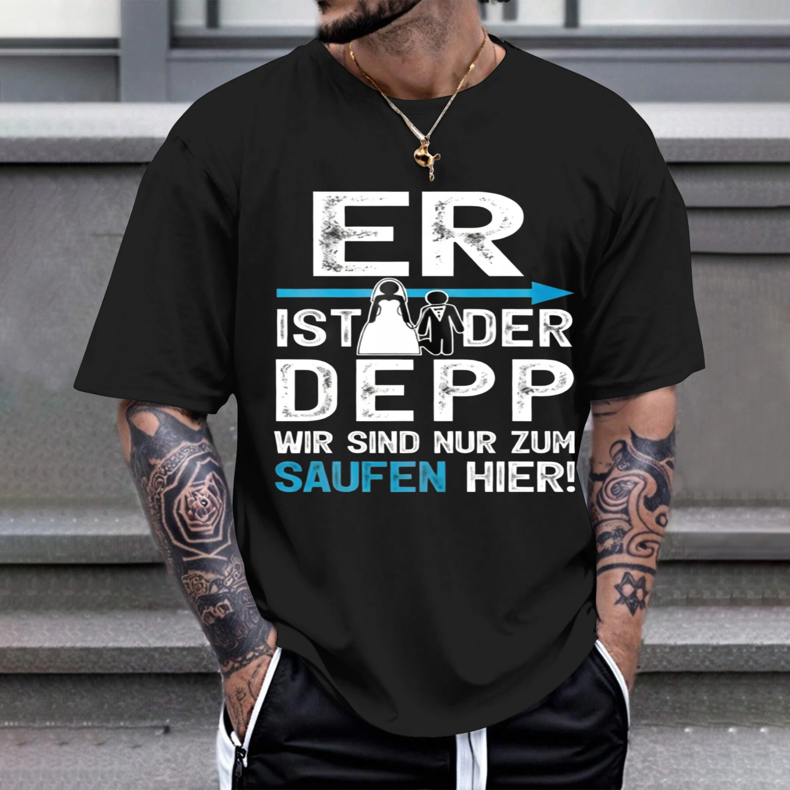 Herren-T-Shirt „Er ist der Depp, wir sind nur zum Trinken hier“ – Perfekt für Freizeitkleidung, Partys und Karneval-Outfits