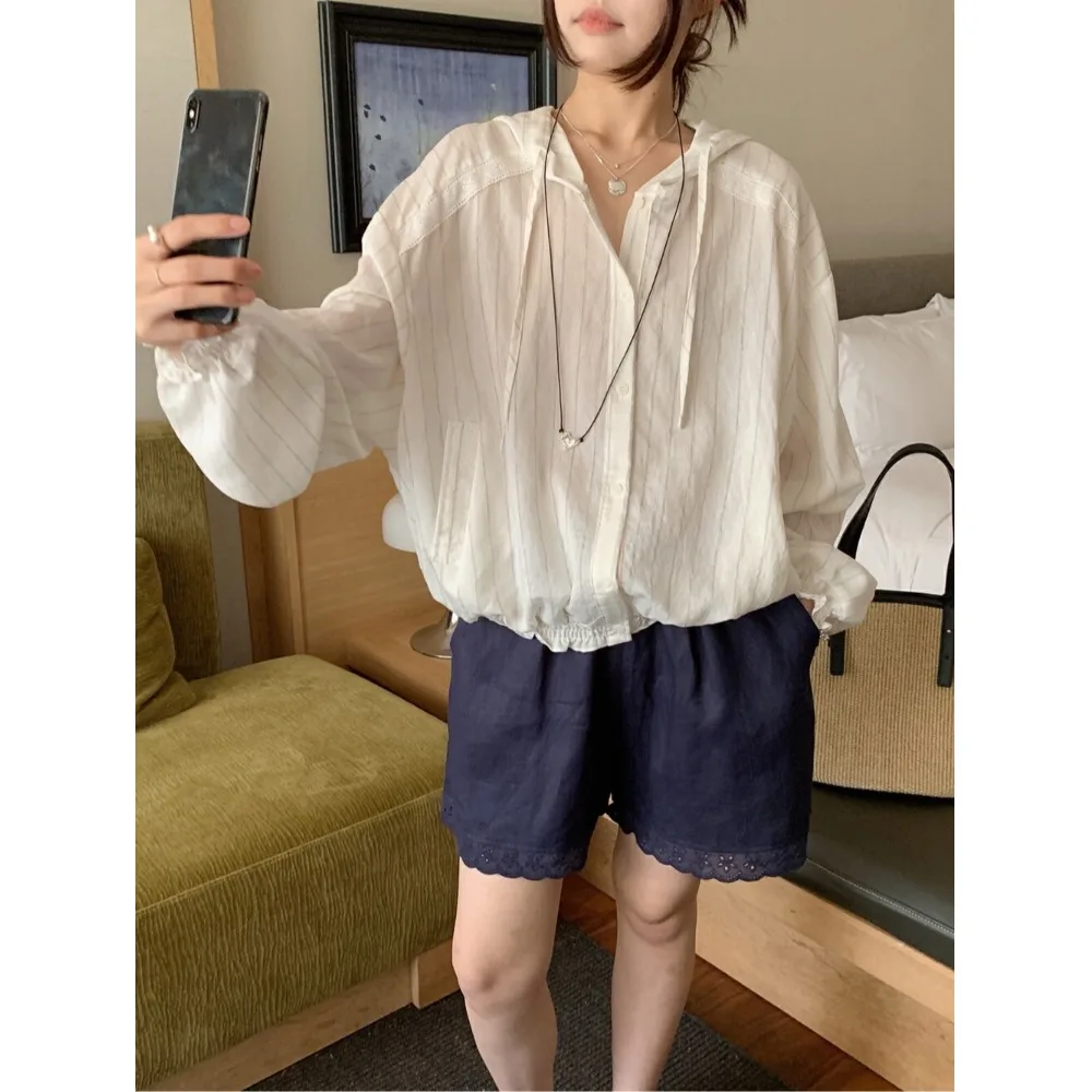 معطف نسائي كوري Sle Faionable مخطط للحماية من الشمس معطف irt لصيف 2025 تصميم فريد من نوعه بزر واحد مع قلنسوة