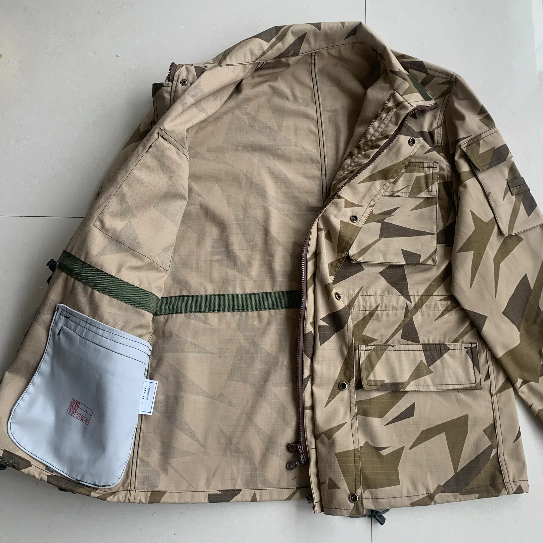 Neue Tarnuniform Winter Wüstengeometrie