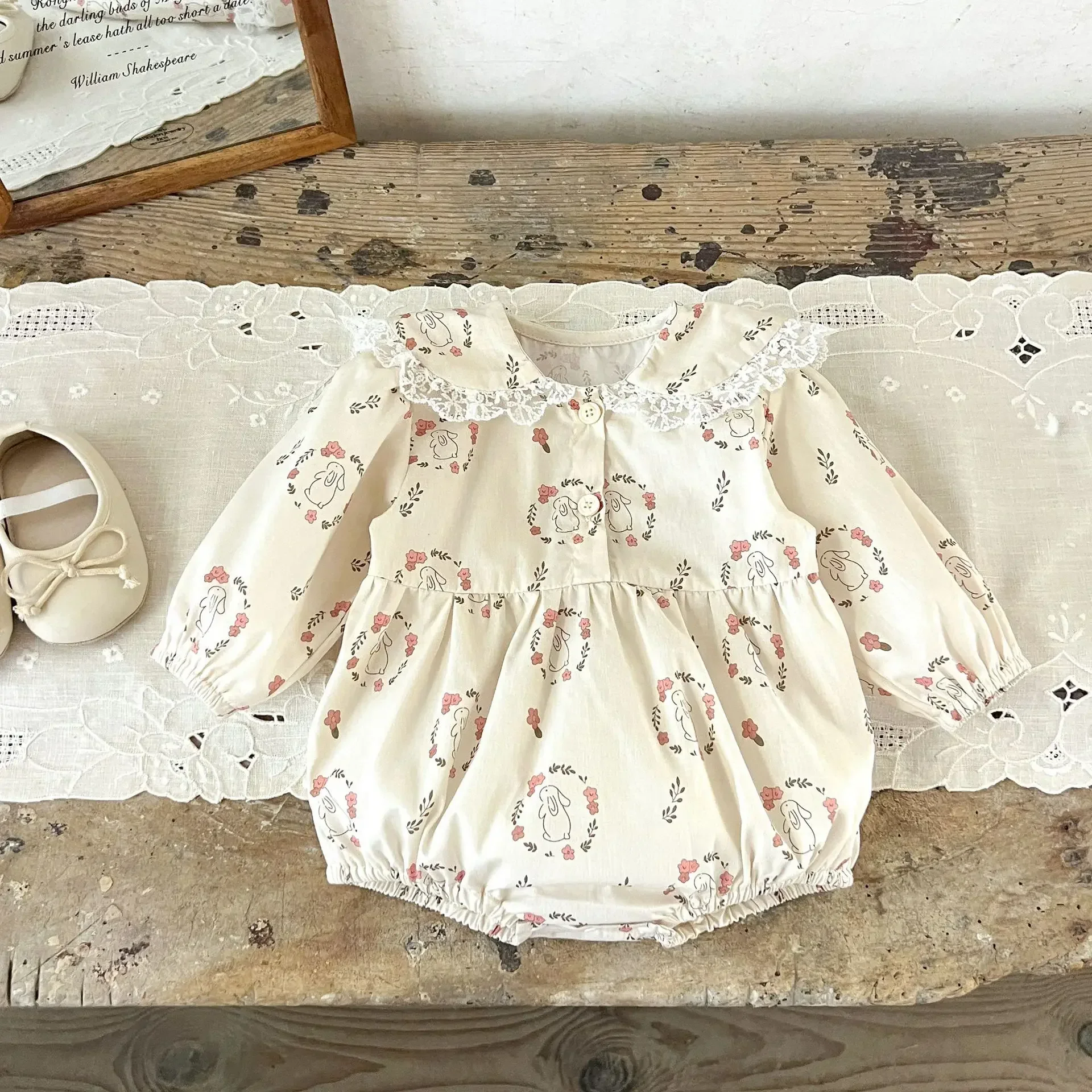 

Детский комбинезон для новорожденных девочек: хлопковый, с кружевным воротником, принтом кролика, цельный, для весеннего образа/костюма