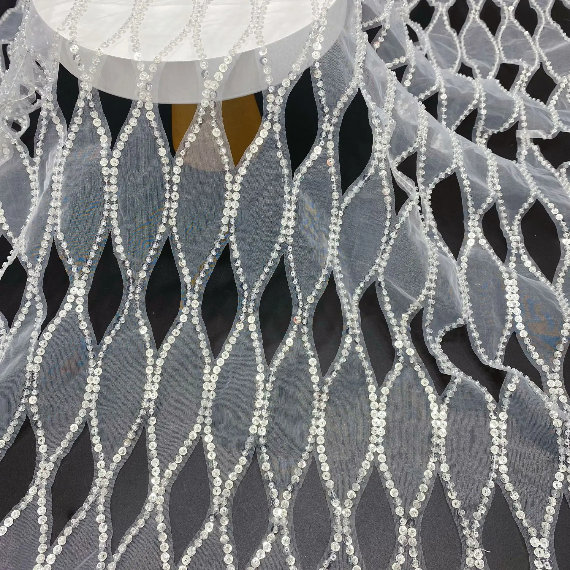 

Новая ткань с полным покрытием, яркими бусинами и ромбовидным узором, ажурная кружевная ткань для модных платьев, сценических костюмов, свадебных платьев и пошива одежды.