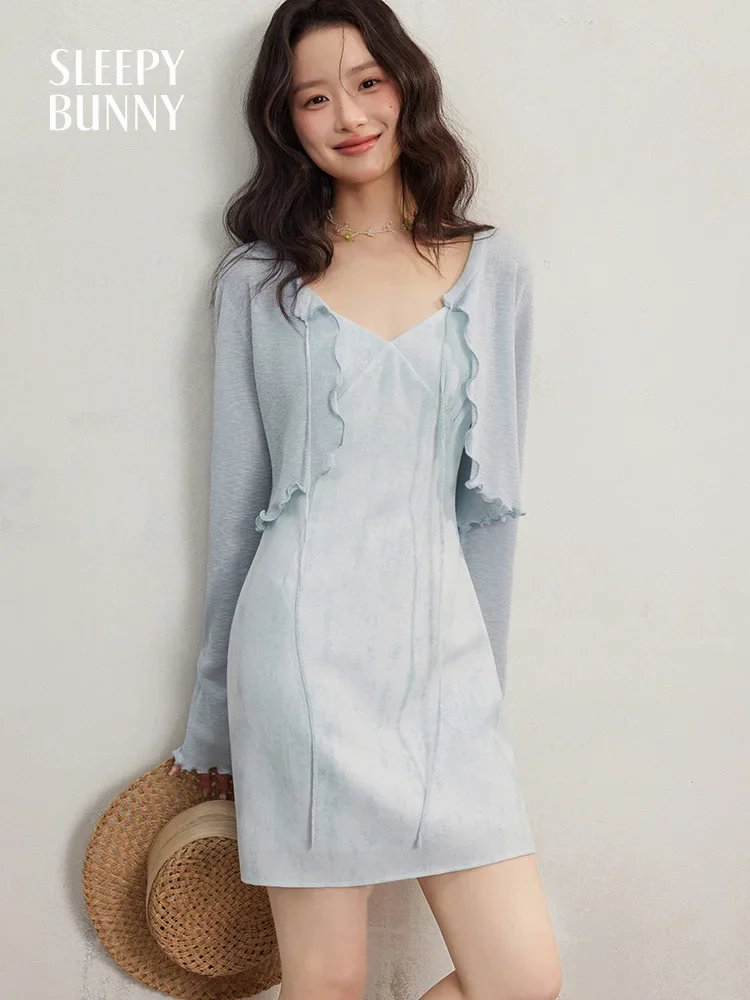 Damska sukienka na ramiączkach z dekoltem w serek, letnia, wyszczuplająca, o kroju litery A, mini, elegancka, bez rękawów, z podkreśloną talią, sukienka typu slip dress do noszenia na co dzień.