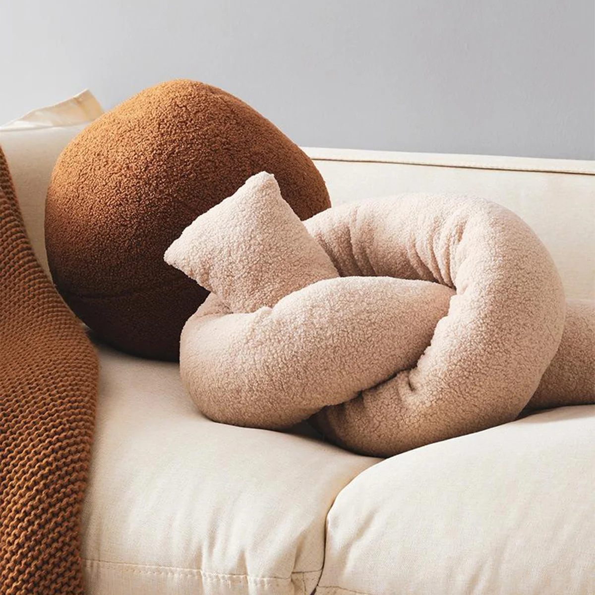 1 Stück Kugelförmiges Plüschkissen, Niedliches Weiches Rückenkissen, Dekoratives Kissen für Zuhause, das Komfort und Stil zum Sofa oder Zimmer verleiht. – Detail 4