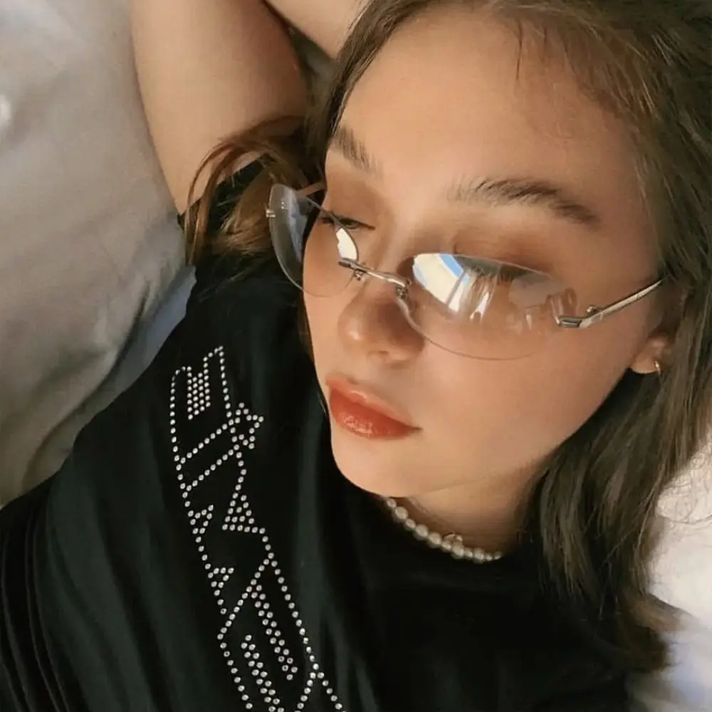 トレンディなオーバルリムレスサングラスラップアラウンド Y2K 2000 年代サングラス UV400 グラデーションシェード女性 & 男性用