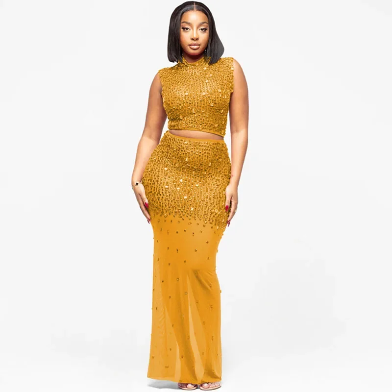 

Блестящие комплекты платьев со стразами. Женские комплекты из двух предметов на день рождения. Роскошный сетчатый укороченный топ с прозрачными бриллиантами и длинные юбки в тон.