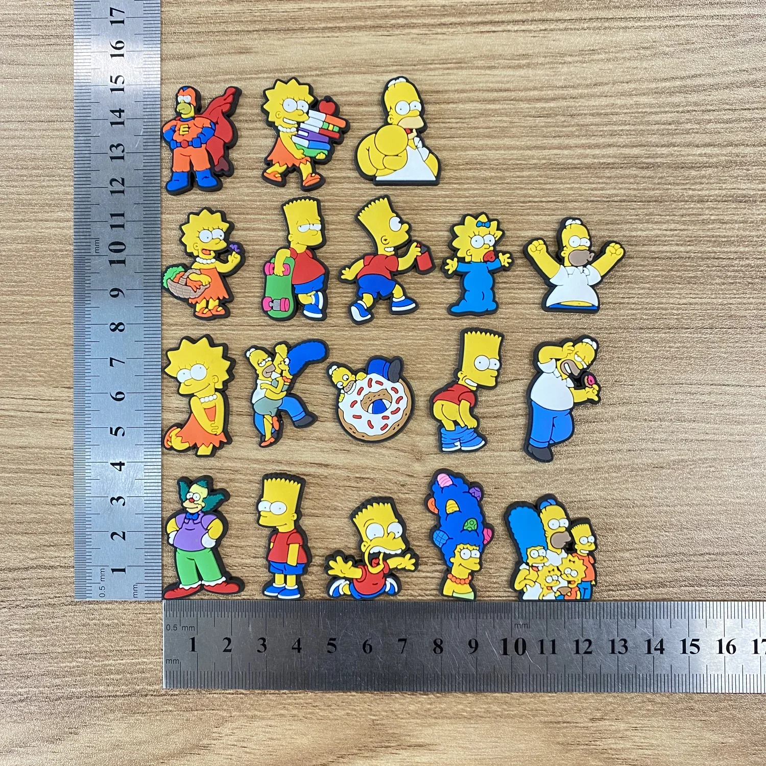 18 Stück Anime Die Simpsons Schuh-Charms PVC Schuh-Dekorationen DIY Lustige Schuhschnallen-Accessoires für Fans Weihnachtsparty-Geschenke – Detail 5