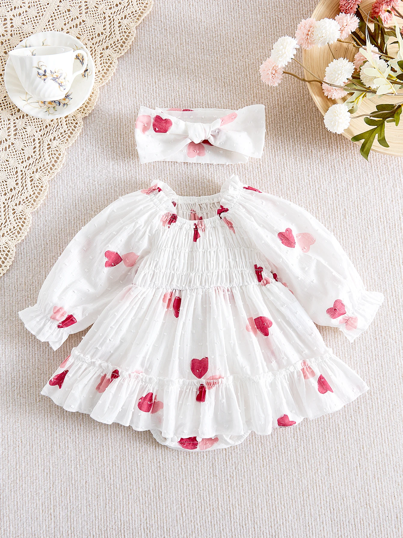 

In autumn, for infant and toddler girls, there is a cotton long-sleeved dress with a large skirt hem, a 100-day banquet bag, a f