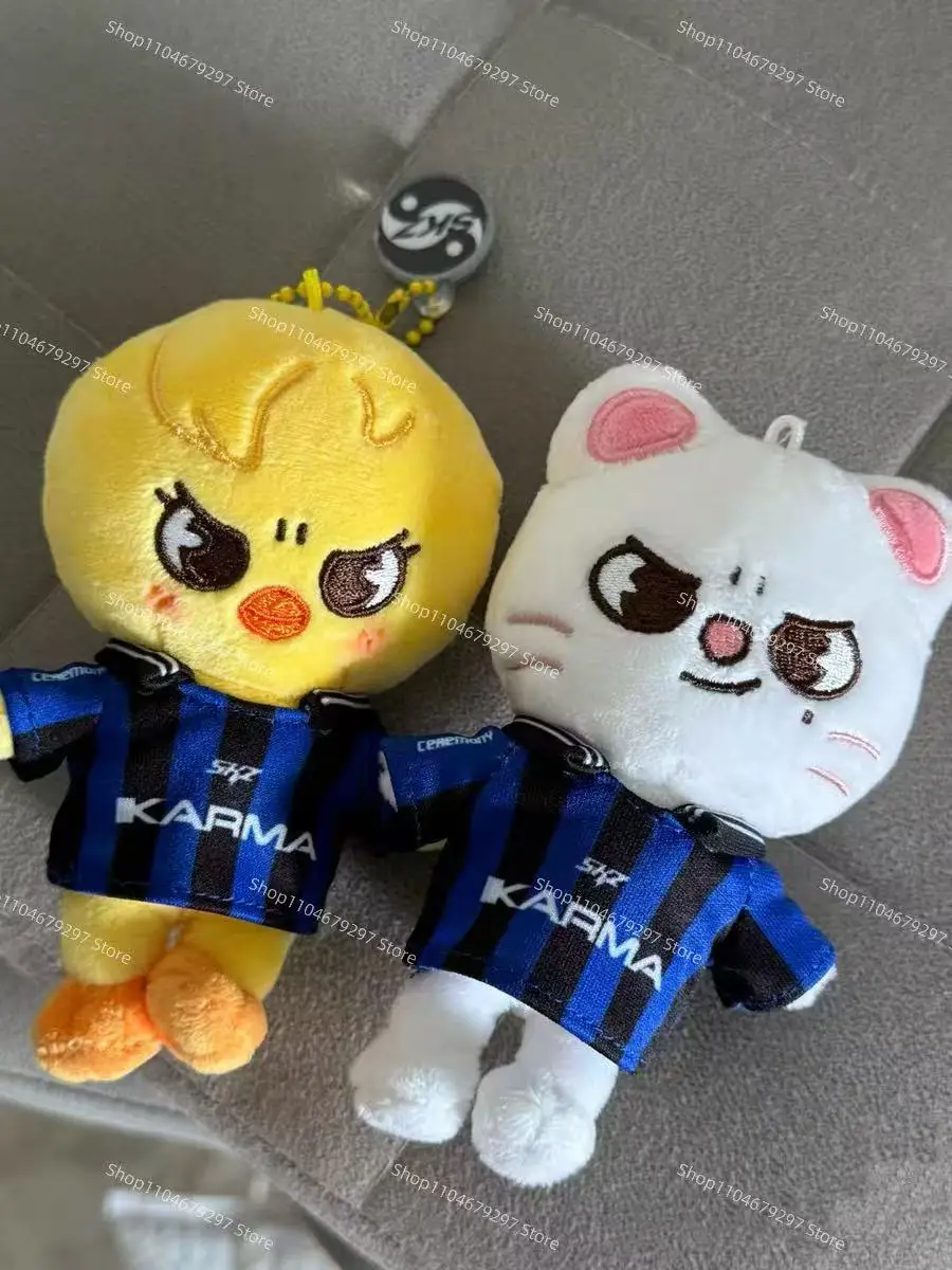 يقوم SKZOO Stray Kids الجديد بفترة محدودة لفتح البضائع الحصرية في نفس الإطار مع عشاق المعبود SKZOO كارما الأزرق جيرسي الجديد