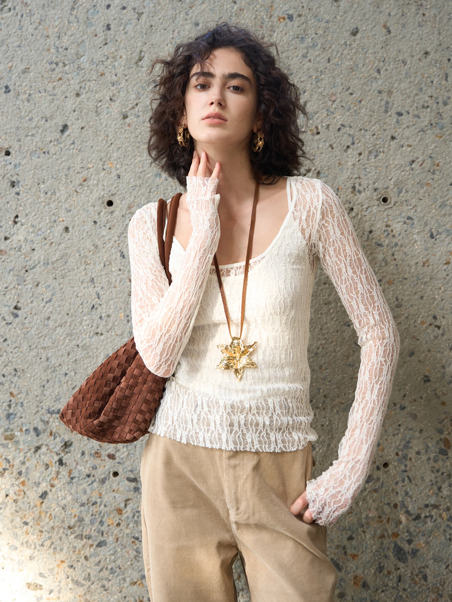 

Комплект из двух предметов Miorastudio: винтажная молочно-белая кружевная текстурированная футболка с U-образным вырезом и прозрачными вставками, а также женская повседневная футболка с длинным рукавом на бретельках