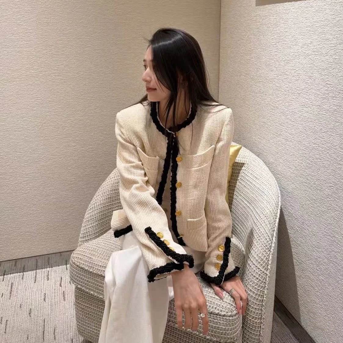2026 Early Autumn Fashion Contrast Color Hand-woven Temperament Color Matching Black Gold Buckle Slim Short Jacket For Women