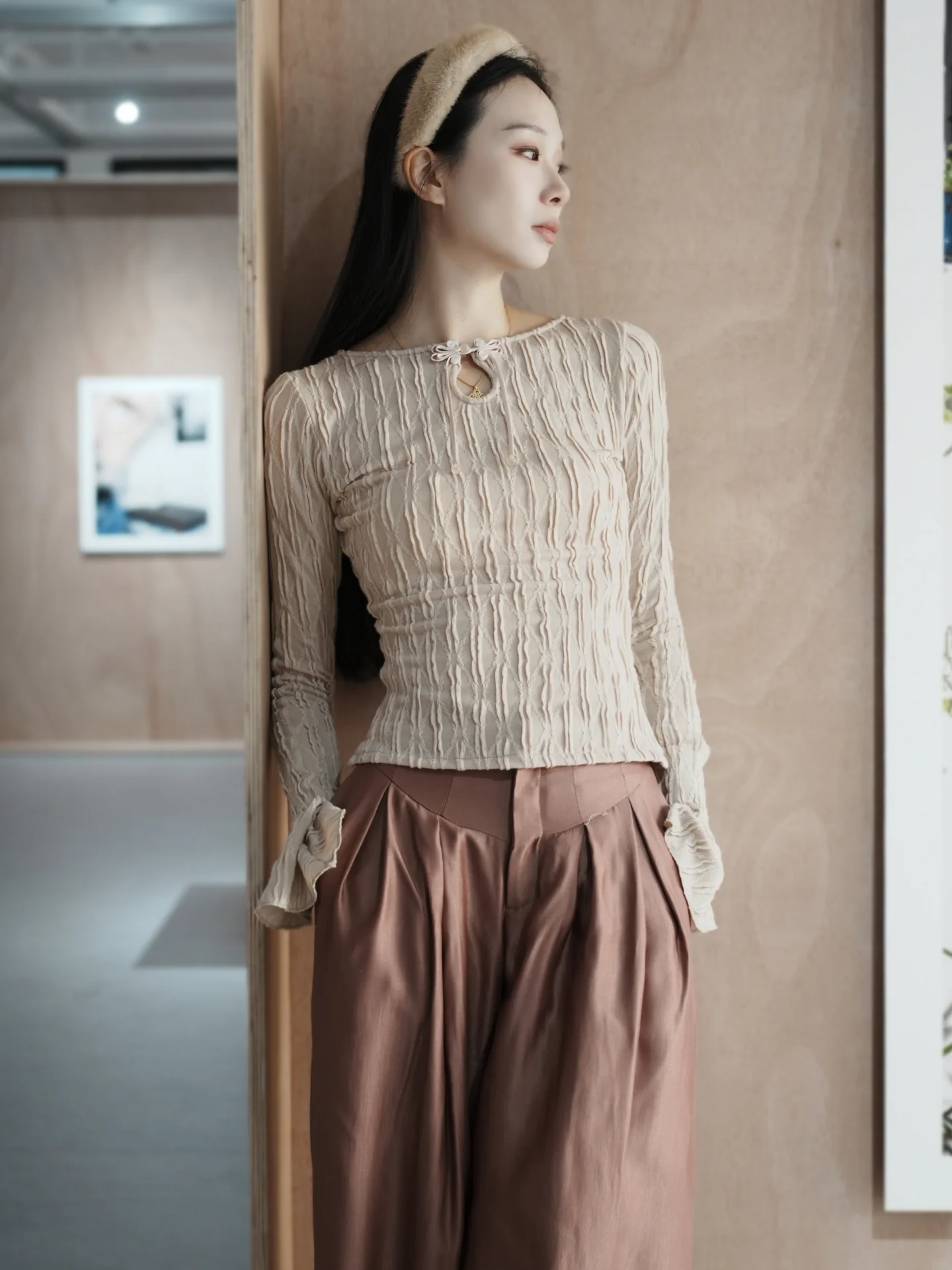 

Spring 2026 Women's Knitted Gathered Texture Embroidery Top Svel Long Sve round Ne Base irt Bell Sve T-irt