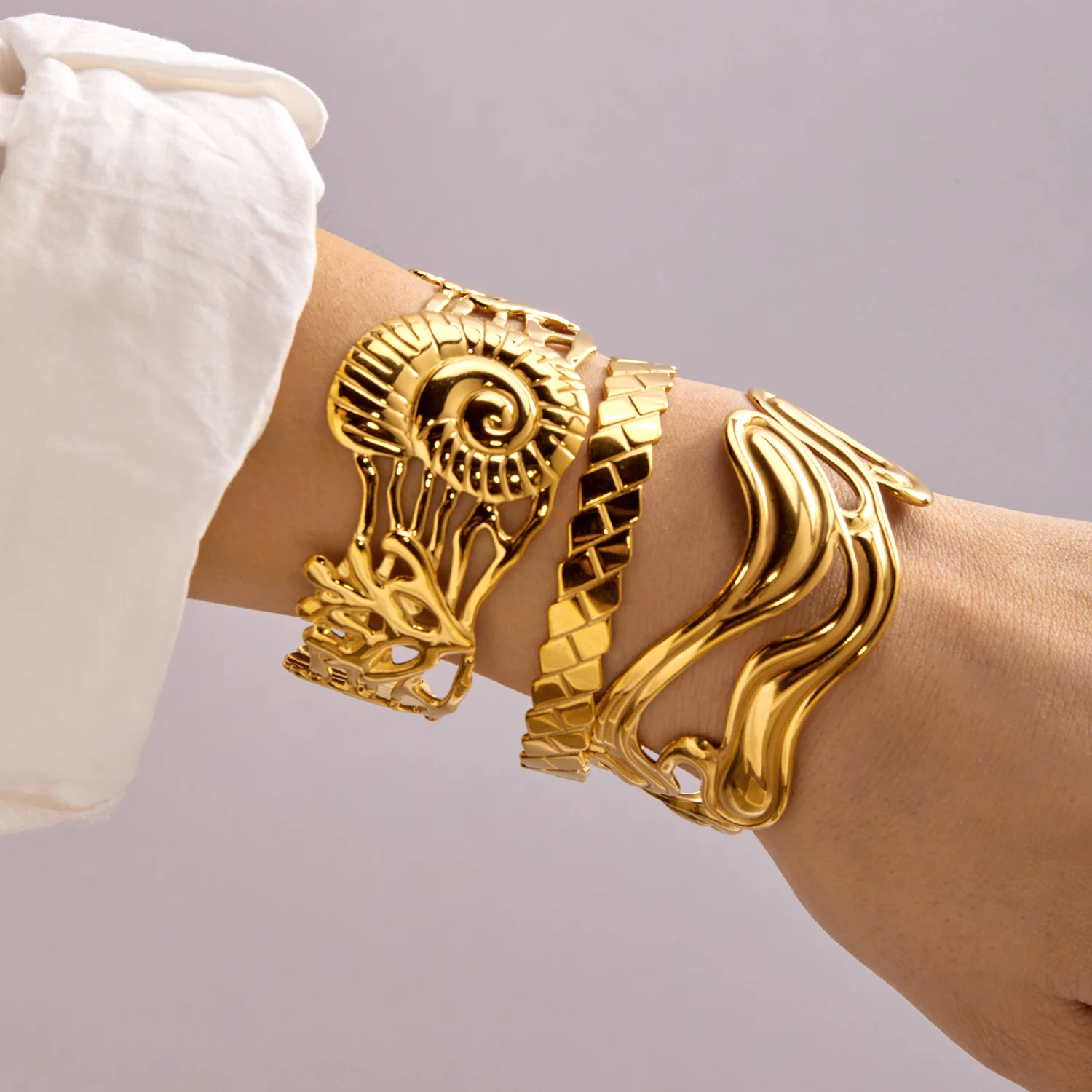 Edelstahl Geometrische Hohle Armreifen für Damen, Übertriebene Seestern-Muschel Breite Armreifen, Strandparty-Schmuck Geschenk – Detail 3