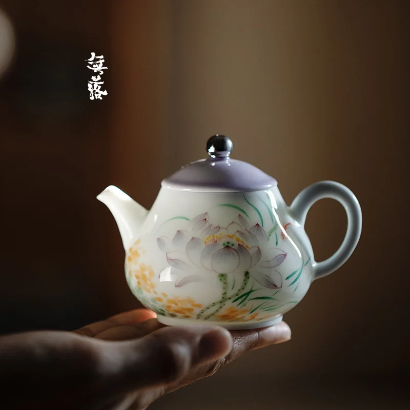 Wuluo Jingdezhen Hand-Painted Lotus Teapot Ceramic White Gold Detailing Small Brewing Pot For Home Use With Tea Filter